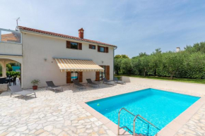 Holiday House Iris with Private Pool